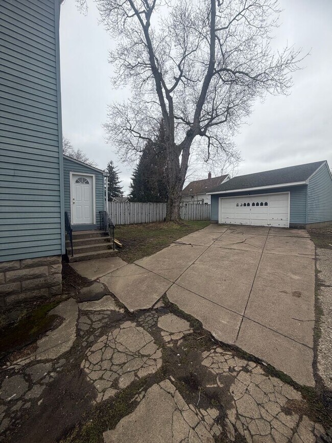 Foto del edificio - 3 Bed 1 Bath with 2 car garage