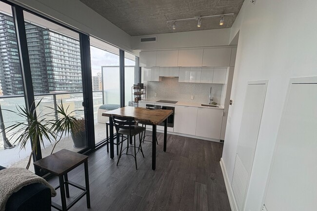 Photo du bâtiment - 185 Roehampton Ave