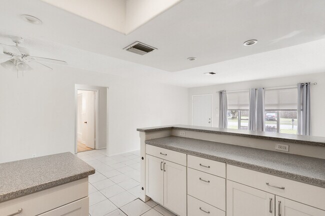 Building Photo - Available now! 2/2 Home in Port St Lucie!