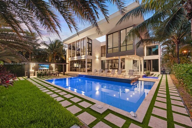 Foto del edificio - 521 Holiday Dr
