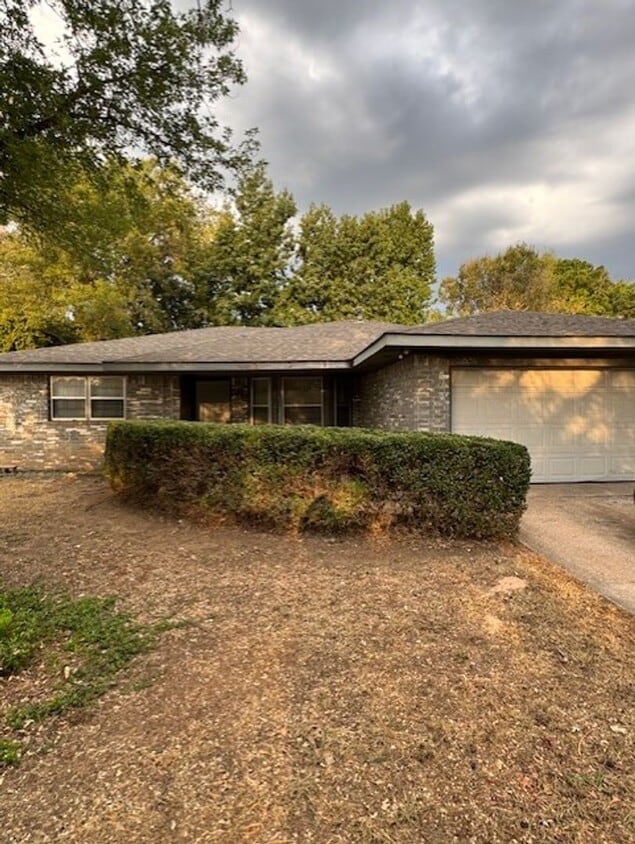 Primary Photo - 3 bedroom 2 bath home