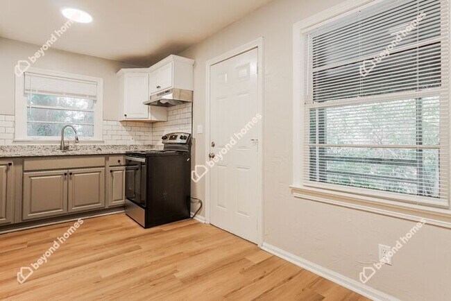 Foto del edificio - Captivating 3 bedroom / 2 full bath and 1,...