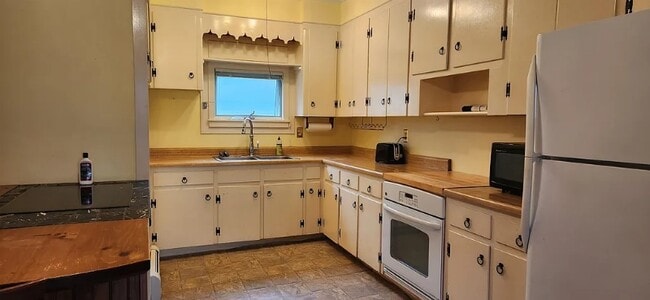 Building Photo - 170 S Main St