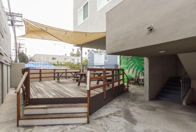 Building Photo - 932 South Westmoreland Avenue, Unit 211