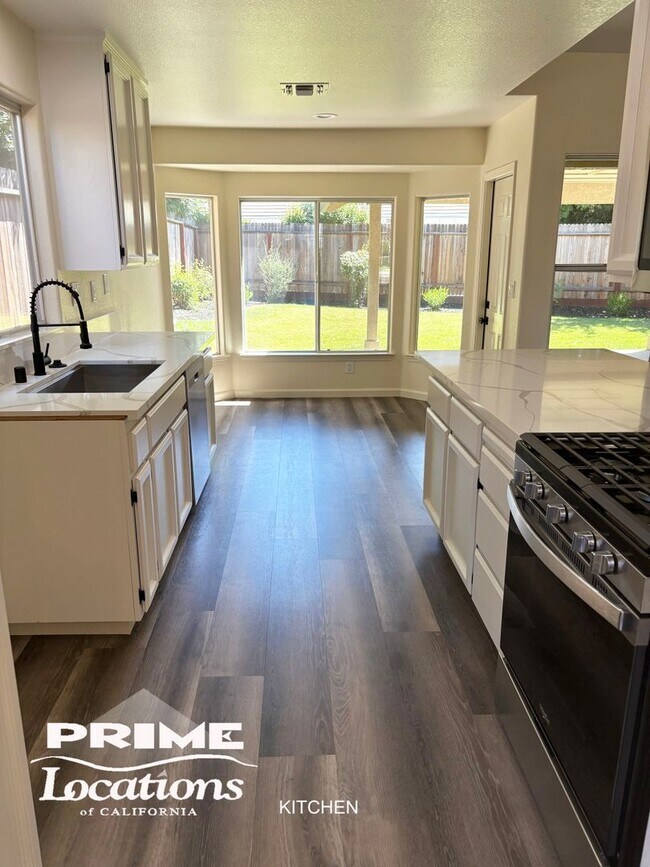 Foto del edificio - Newly updated 4 bedroom west Roseville home
