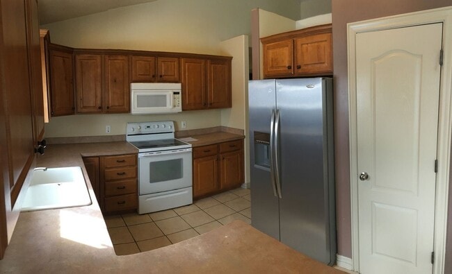 Building Photo - Spacious Home w 2 attached 2 car garage