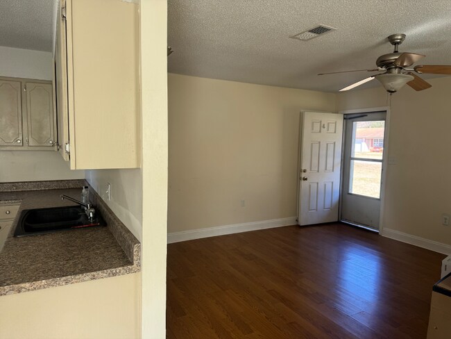 Foto del edificio - 282 Denise St