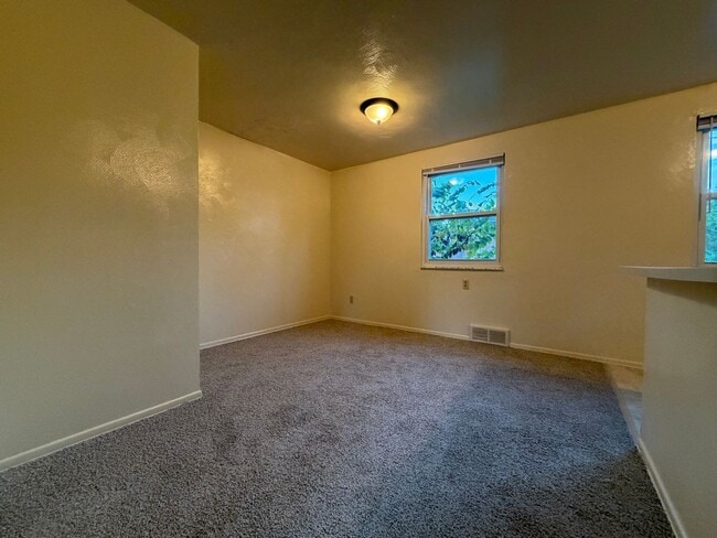 Building Photo - Must-See Two Bedroom Townhouse in Plum! Up...