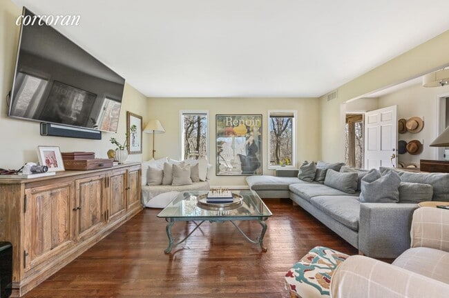 Building Photo - 866 Old Sag Harbor Rd