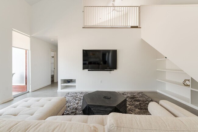 Foto del edificio - Modern Living + Downtown OKC + 3 bedrooms + 2 Car Garage