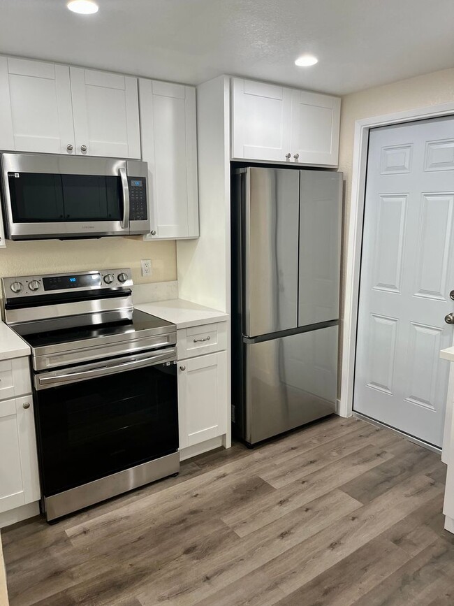 Building Photo - Upgraded 2 Bed/2 1/2 Bath Townhome