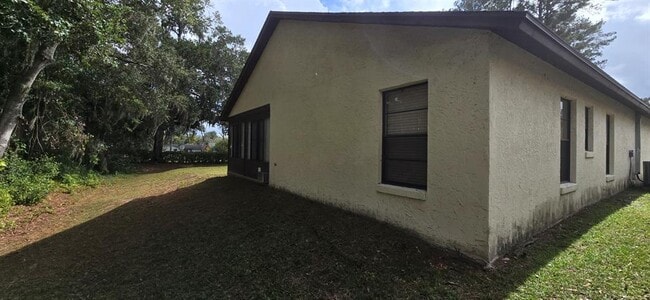 Building Photo - 1020 NE 30th Ave