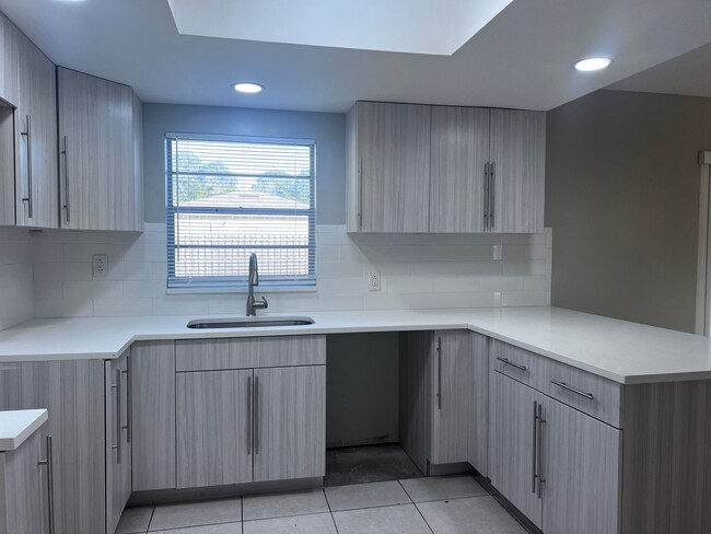 Foto del edificio - * Recently Remodeled * 3/1.5 Single Family...