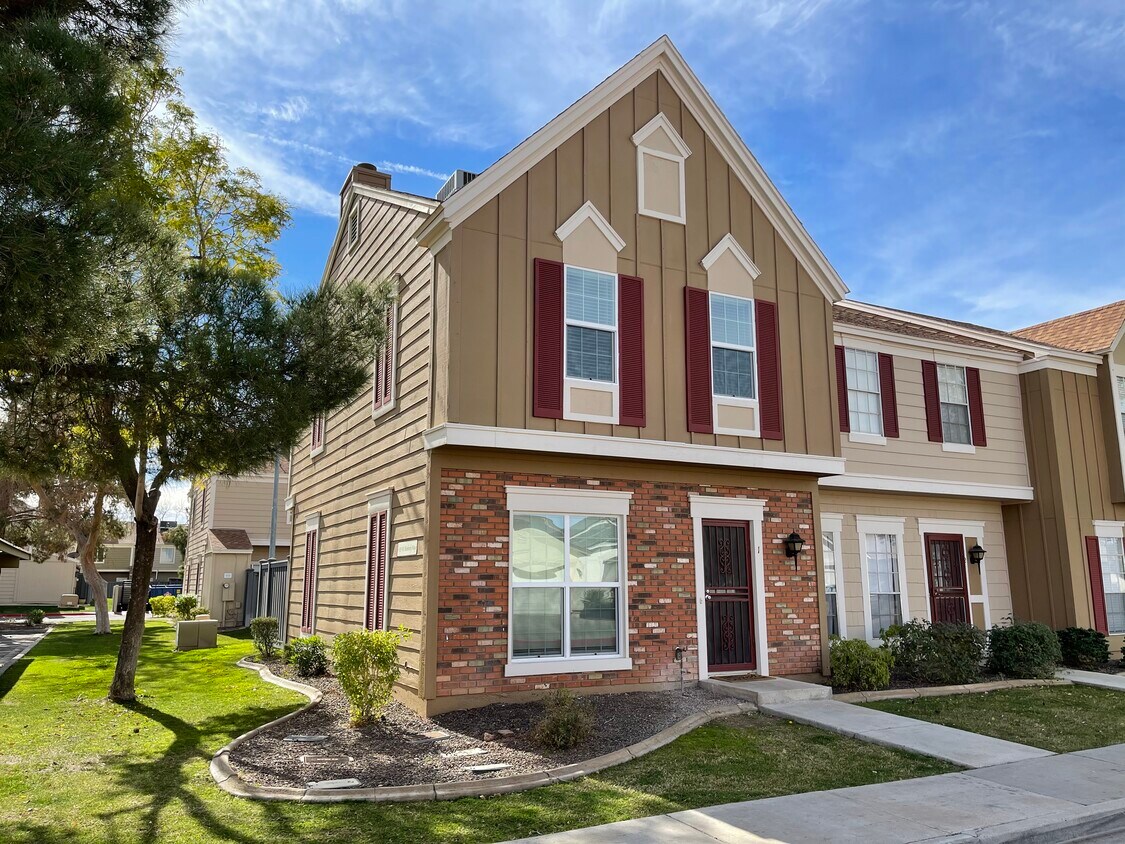 Front - 3335 W Kimberly Way
