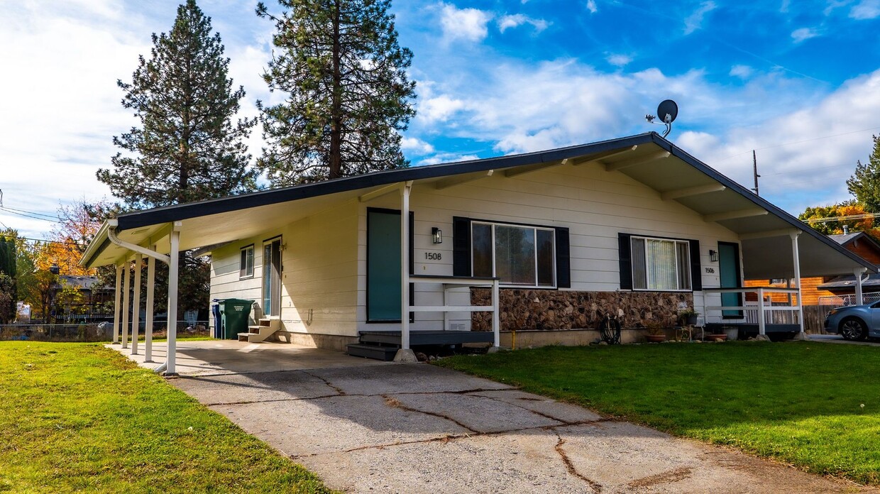 Primary Photo - Delightful Duplex in the Heart of CDA