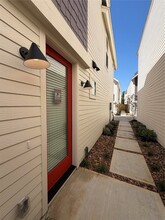 Building Photo - 879 Rachel St