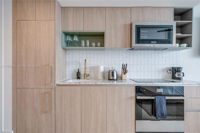 Building Photo - 601 NE 1st Ave