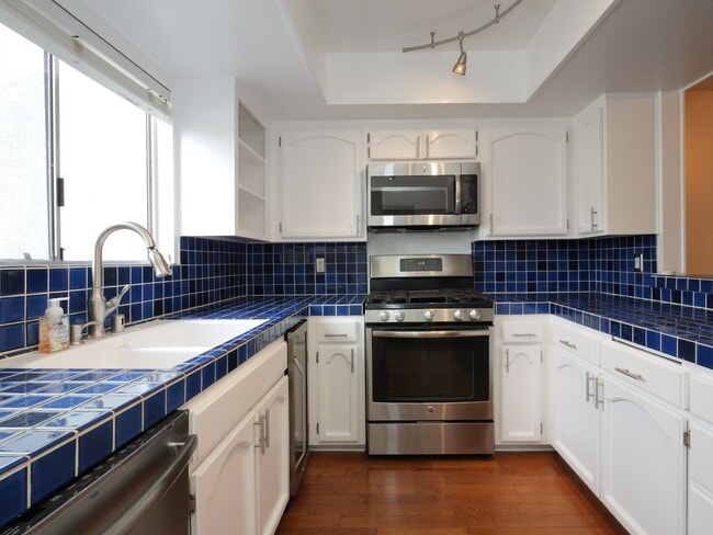 Building Photo - 239 N Juanita Ave