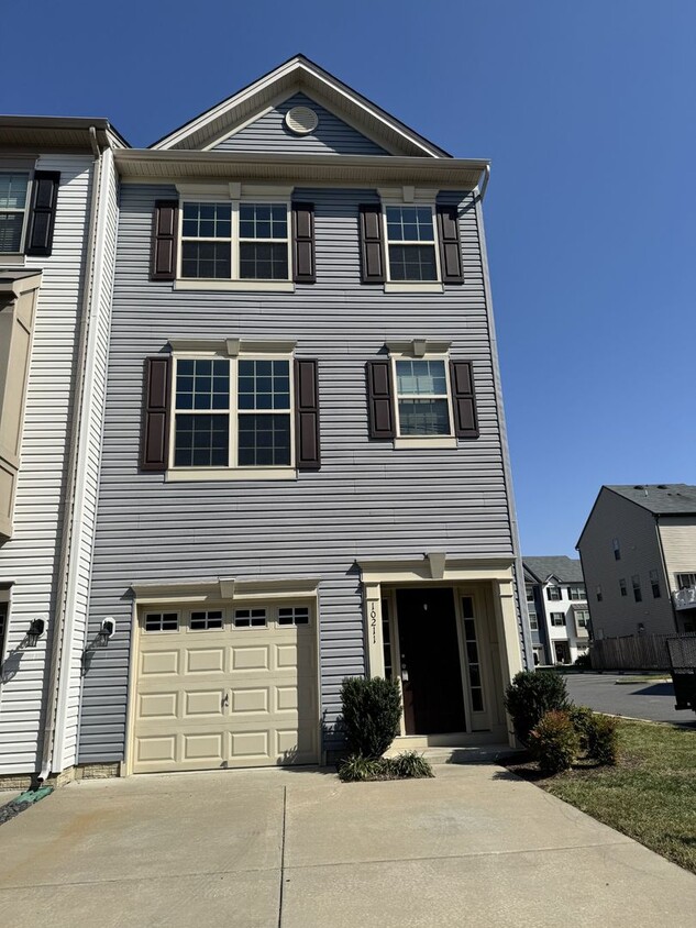 Foto principal - Beautiful End-Unit Townhome in New Post!