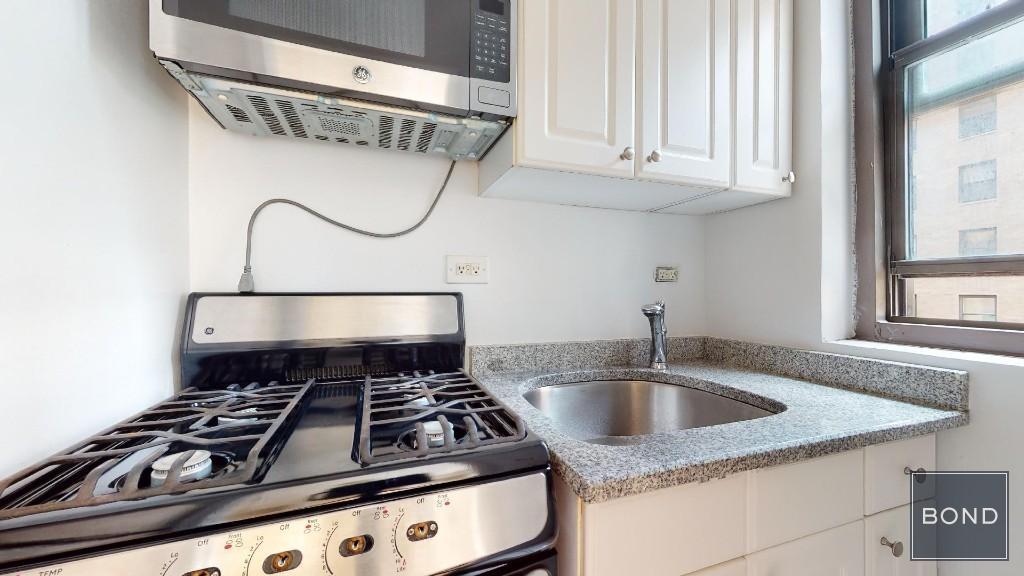 Building Photo - 141 E 56th St