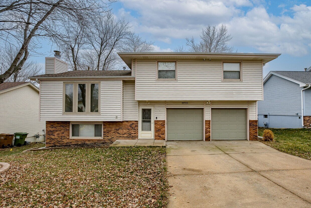 Primary Photo - Bellevue 3 Bedroom With Bonus Sunroom!!