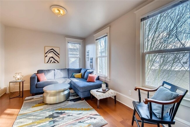 Building Photo - Charming Cottage Style Condo in Fremont!