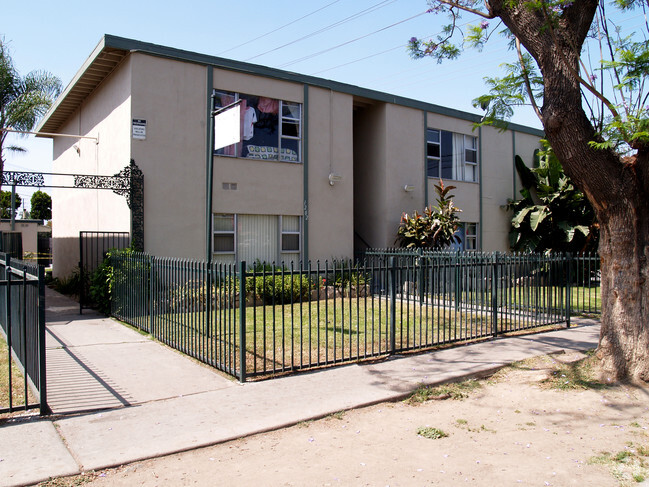Primary Photo - 1202-1210 E Borchard Ave