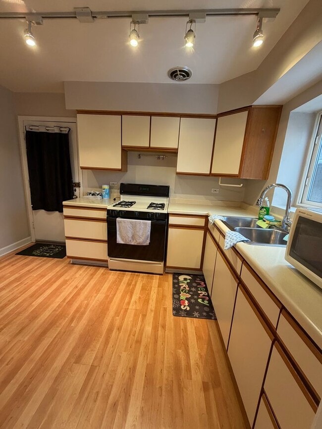 Building Photo - 7400 N Sheridan Rd