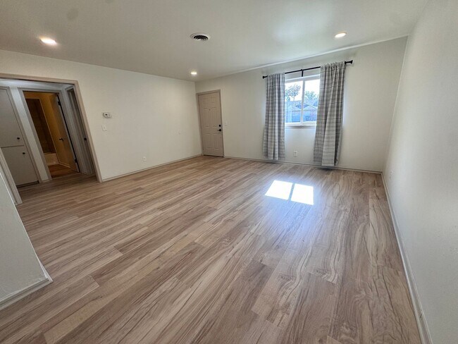 Foto del edificio - 9235 E 32nd St