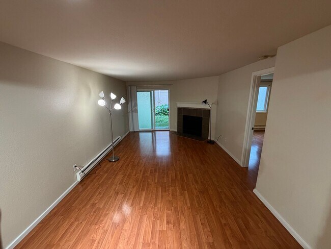 Foto del edificio - Bellevue/Factoria 2bd 1bath Condo for Rent!