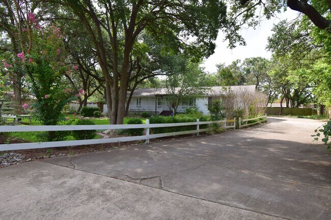 Building Photo - Gorgeous 3 Bed House on Large .467 Acre Lo...