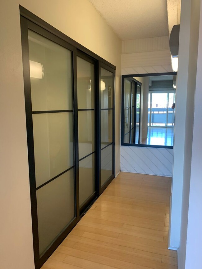 Foto del edificio - 2 Bedroom 1 Bath Condo With Tons of Charac...