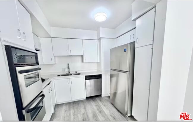 Building Photo - 468 S Roxbury Dr