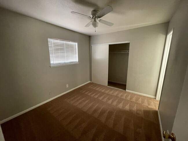 Building Photo - COME SEE THIS LOVELY HOME 3 BEDROOMS AND 2 BATH !