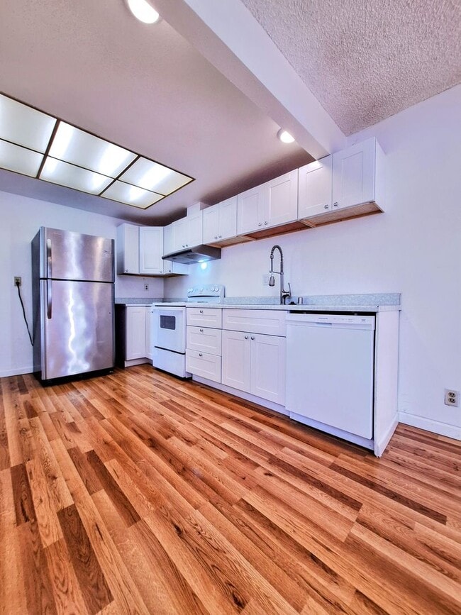 Foto del edificio - Beautifully Remodeled Two-Story 3bd Duplex w/Attached Garage & Private Yard