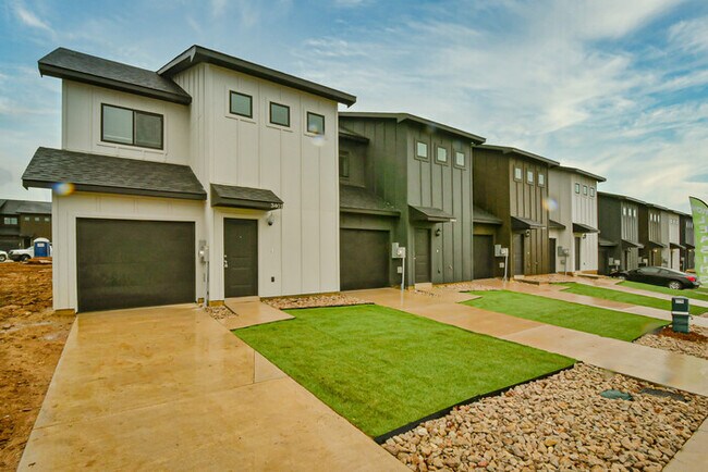 Building Photo - Luxury 3 Bed 2.5 Bath Townhome!