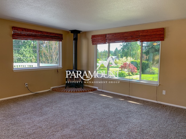Building Photo - 3+ Bed House in Port Orchard with HUGE Bac...