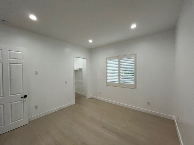 Building Photo - 8684 Oasis Ave