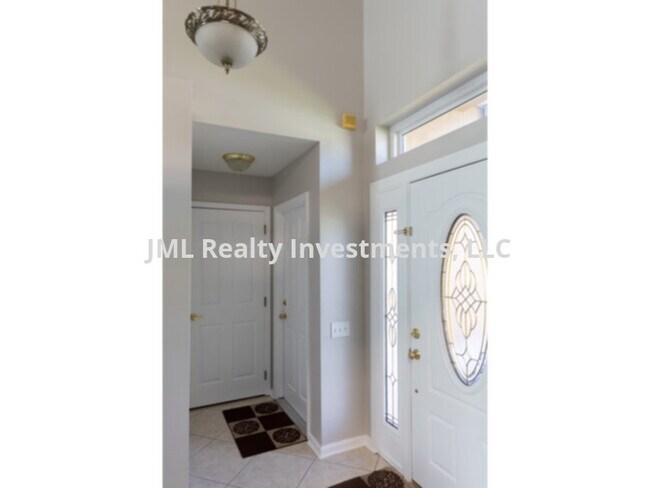 Building Photo - 3 Bedroom 2 story home in the heart of Lak...