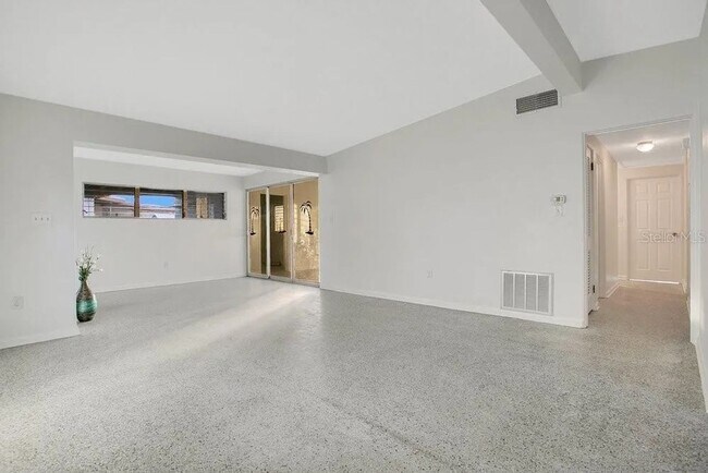 Building Photo - * 3 bed 2 bath house with 1450 sf.