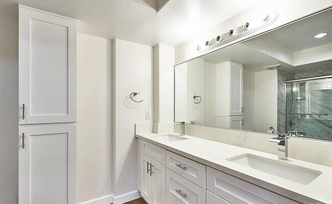 Foto del edificio - 1036 S Serrano Ave