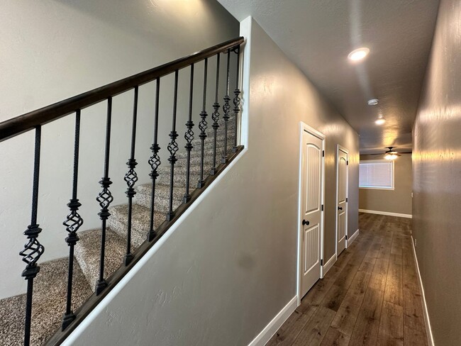 Building Photo - **Move-In Discount** 3 Bed 2.5 Bath -Newer...