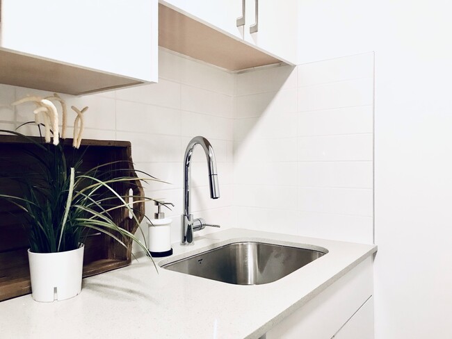 Building Photo - Bright, Cozy Junior One Bedroom in Grandview Woodlands