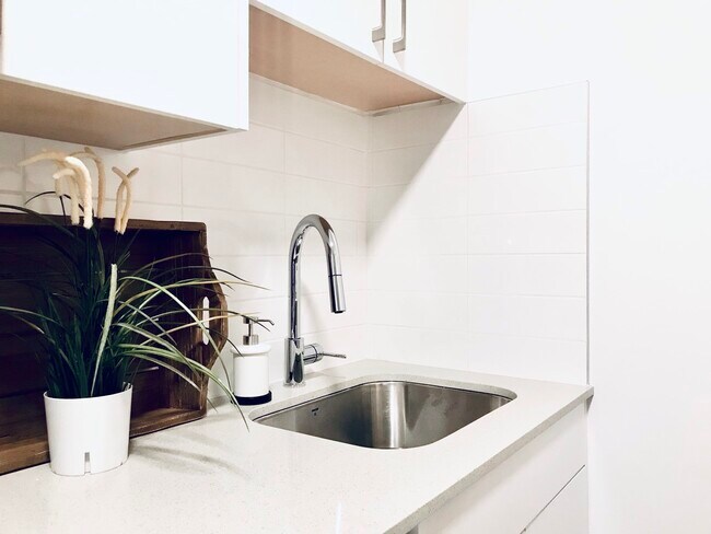 Photo du bâtiment - Bright, Cozy Junior One Bedroom in Grandview Woodlands
