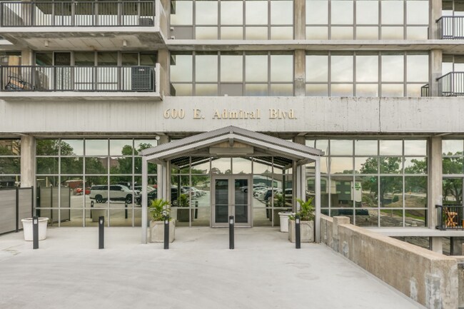 Foto del edificio - 600 Admiral Blvd
