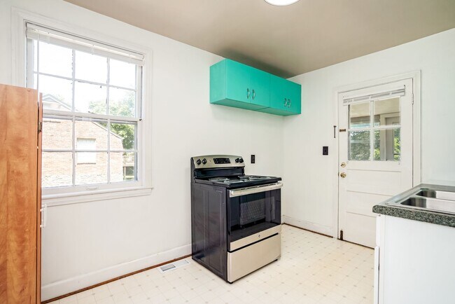 Foto del edificio - 2216-2218 Castleman Dr