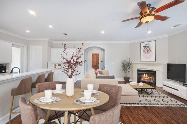 Building Photo - Gorgeous M Streets townhome with great roo...