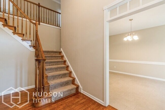 Building Photo - AVAILABLE NOW! - 42 Bruce Drive, Holland, ...