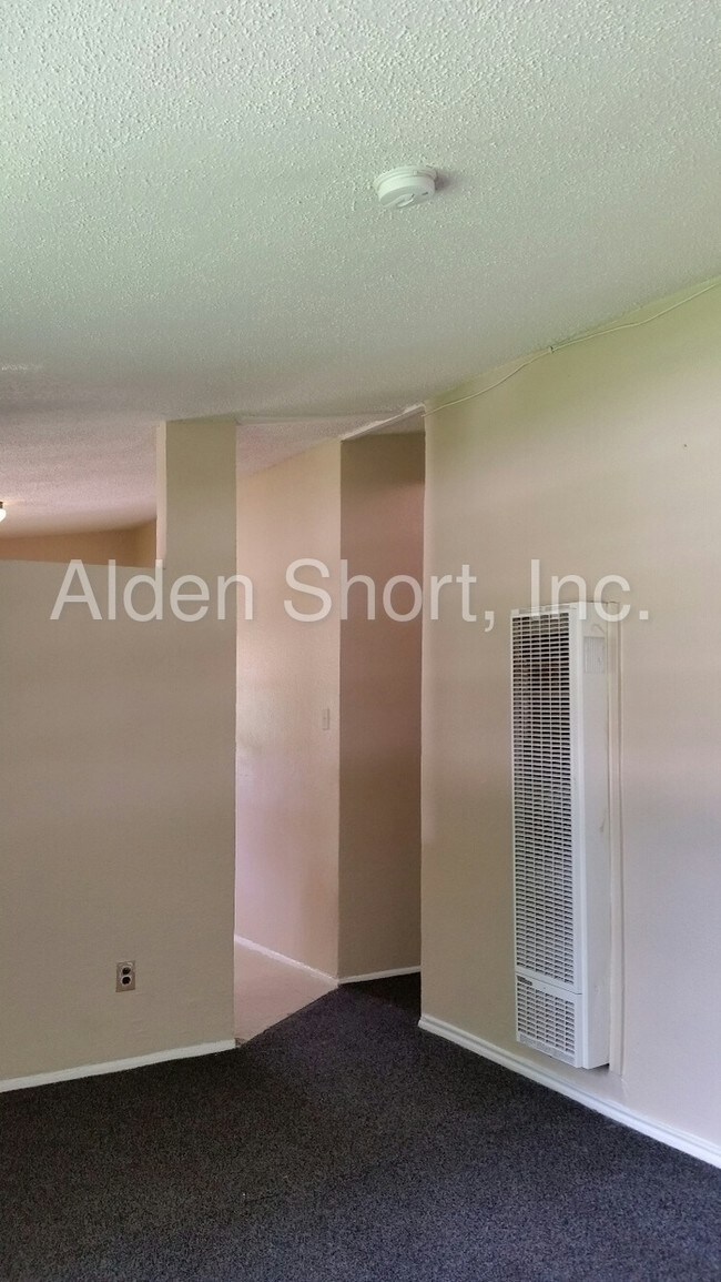 Building Photo - 702 Glenfield Dr