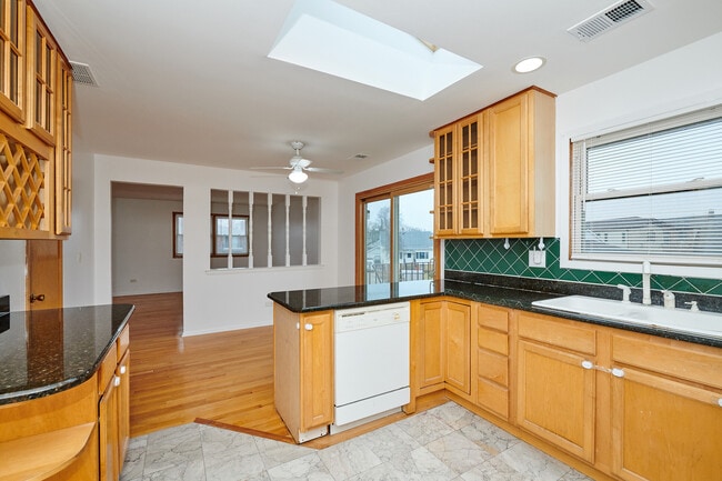 Foto del edificio - 6780 W Forest Preserve Dr